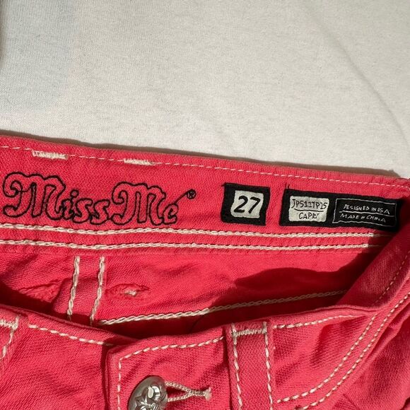 Miss Me capri JP5117P25
See smudges in photos, minor marks. Size 4 - Picture 1 of 5